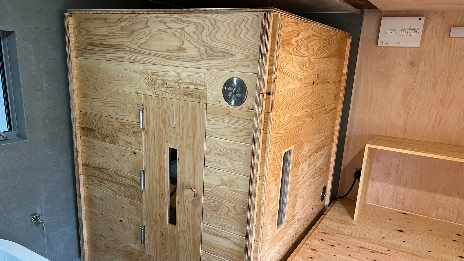 地域産材の合板で製作した小屋サウナ